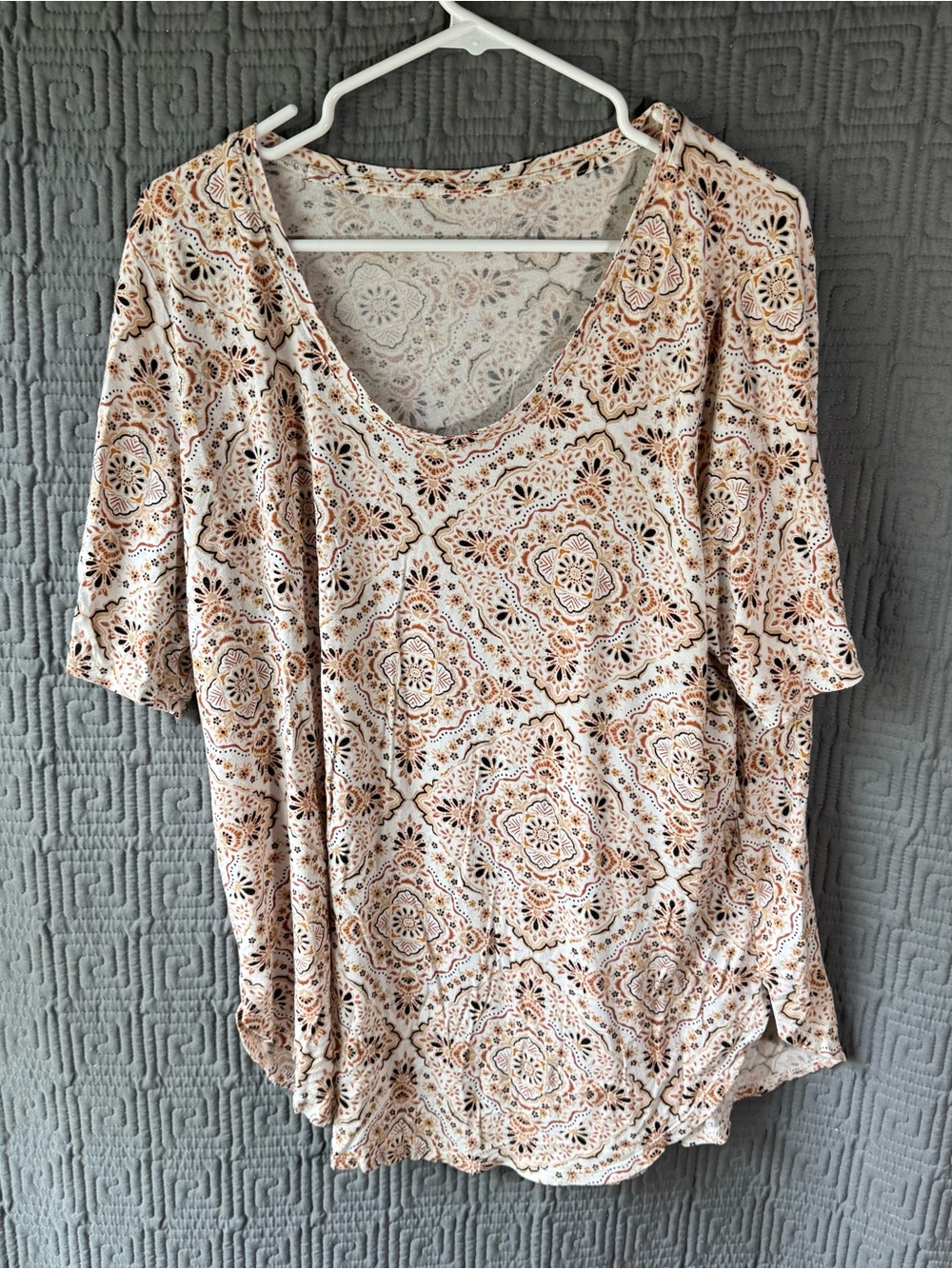 Maurices 24 7 Flawless Medallion Tunic Tee Top Boho Geometric Cream 1X Plus Size
